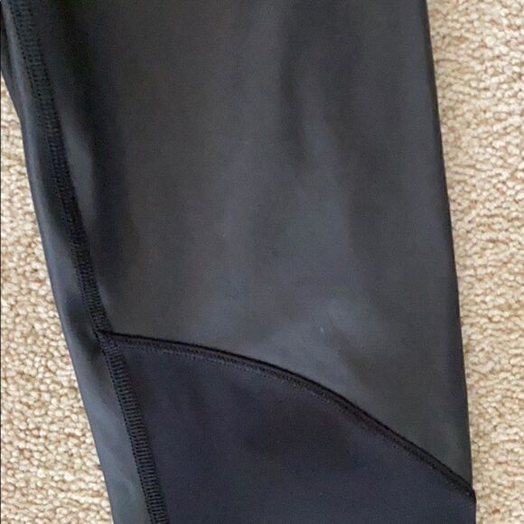 Lululemon black size 2 mix fabric wunder under - Picture 2 of 4